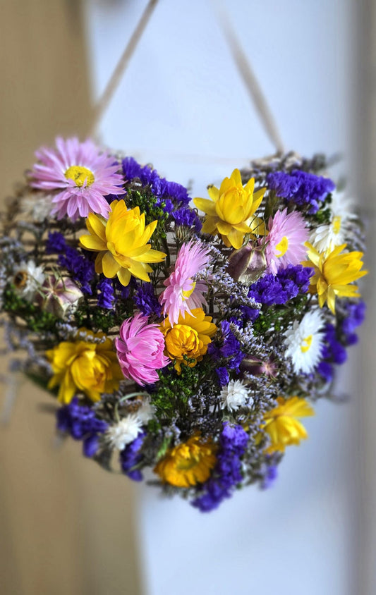 Dry flowers heart shape deco